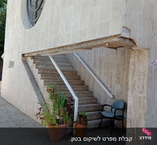 גרם מדרגות חיצוני עם עציצים וכיסא